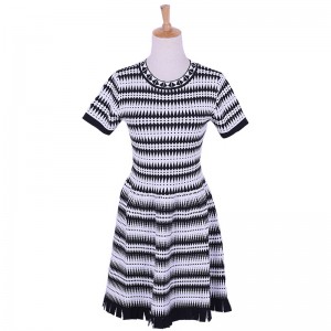 Kundengebundenes Sommer-Schwarz-weißes geometrisches Entwurfs-Damen-Strickjacke-Kleid